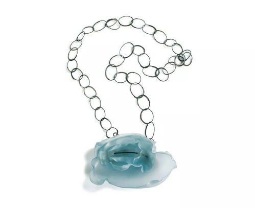 她用塑料創(chuàng)造空靈夢(mèng)幻的當(dāng)代珠寶藝術(shù)